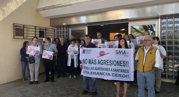 Médicos se concentran en el centro de salud de Campanillas para denunciar una nueva agresión
