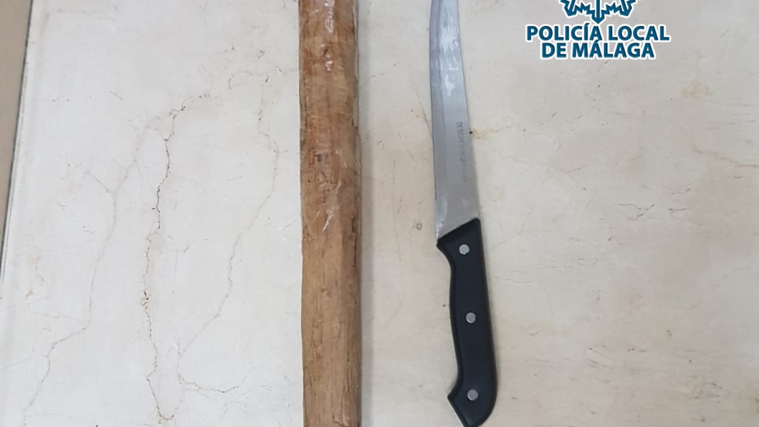 La Policía Local detiene al dueño de un bazar por amenazar a niños con cuchillo y porras para que se marcharan del establecimiento