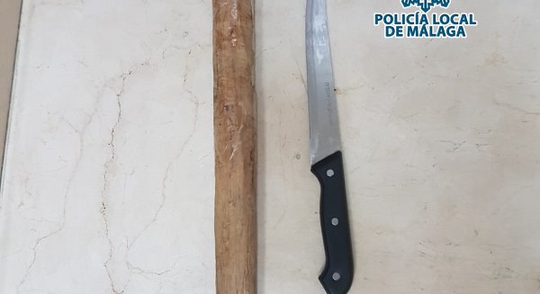 La Policía Local detiene al dueño de un bazar por amenazar a niños con cuchillo y porras para que se marcharan del establecimiento