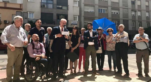 De la Torre propone implantar nuevas líneas de autobus y ampliar el sistema público de préstamo de bicicletas