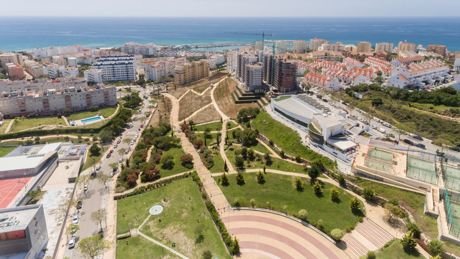 El Ayuntamiento de Estepona concluye las obras de ampliación del Parque de Los Niños, que cuenta con un tobogán urbano de 38 metros