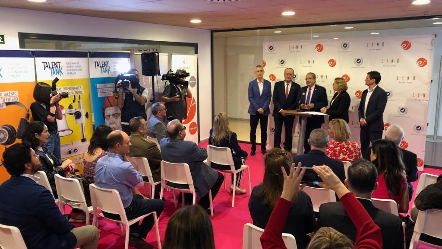 Empresas y entidades muestran su oferta laboral y de prácticas a egresados y alumnos de la UMA