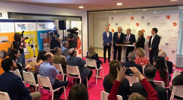 Empresas y entidades muestran su oferta laboral y de prácticas a egresados y alumnos de la UMA