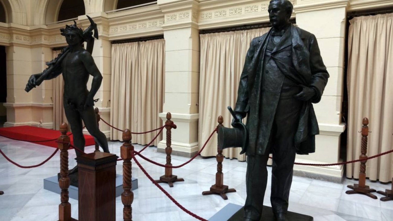 Las esculturas del Marqués de Larios y la Alegoría del Trabajo vuelven mañana a la alameda