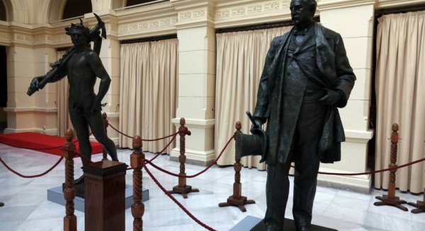Las esculturas del Marqués de Larios y la Alegoría del Trabajo vuelven mañana a la alameda