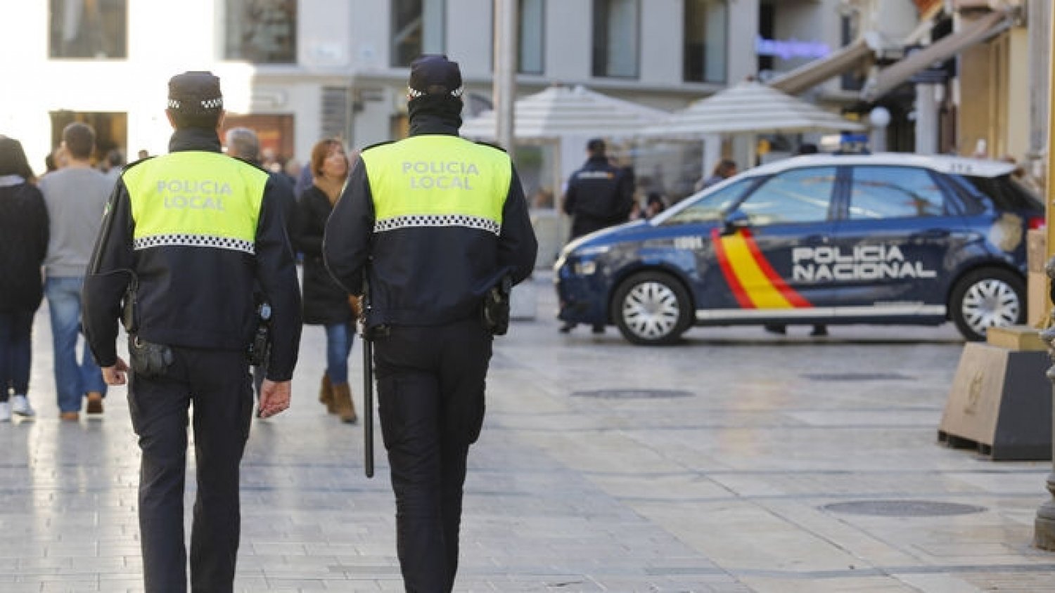 Una mujer se refugia en un baño y llama a la Policía Local para denunciar que su marido la estaba agrediendo