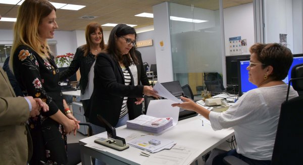 El PSOE entrega 3.000 firmas en la Diputación exigiendo la reapertura de la residencia San Carlos de Archidona