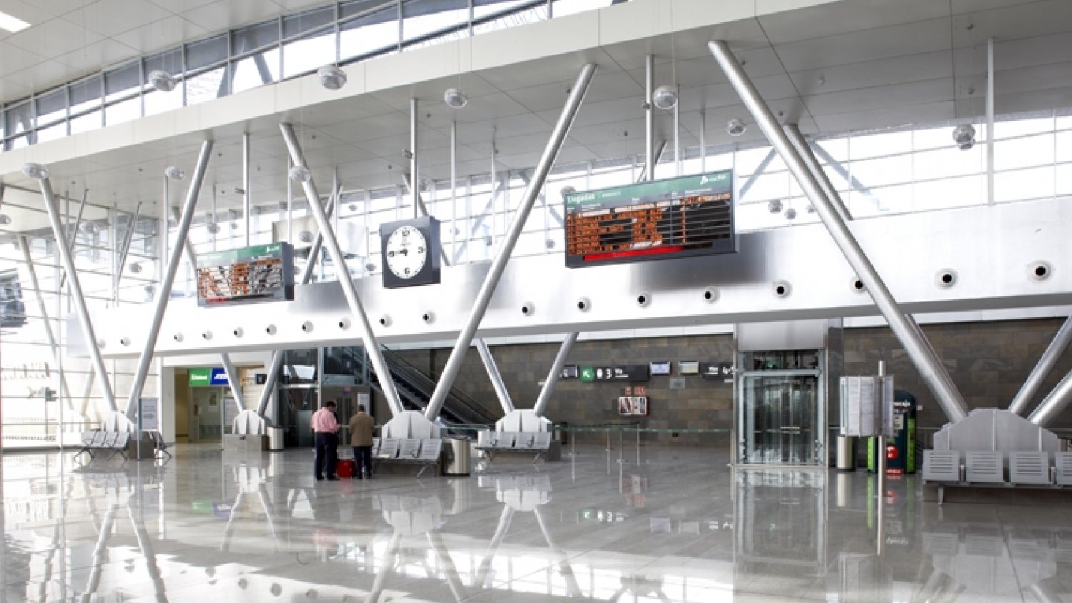 ADIF comienza con las mejoras del sistema de iluminación de la estación de Antequera Santa Ana