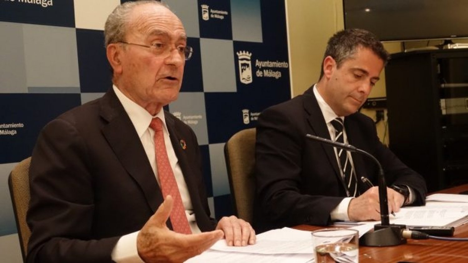 De la Torre confiesa “no estar preocupado” por los resultados electorales, frente a la oposición que ya prevé la derrota municipal de los populares