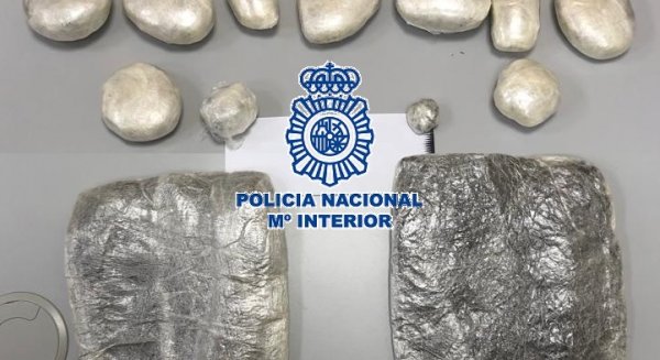 La Policía Nacional detiene a dos pasajeros en la estación de autobuses de Málaga con 2.540 gramos de hachís en el interior de una maleta