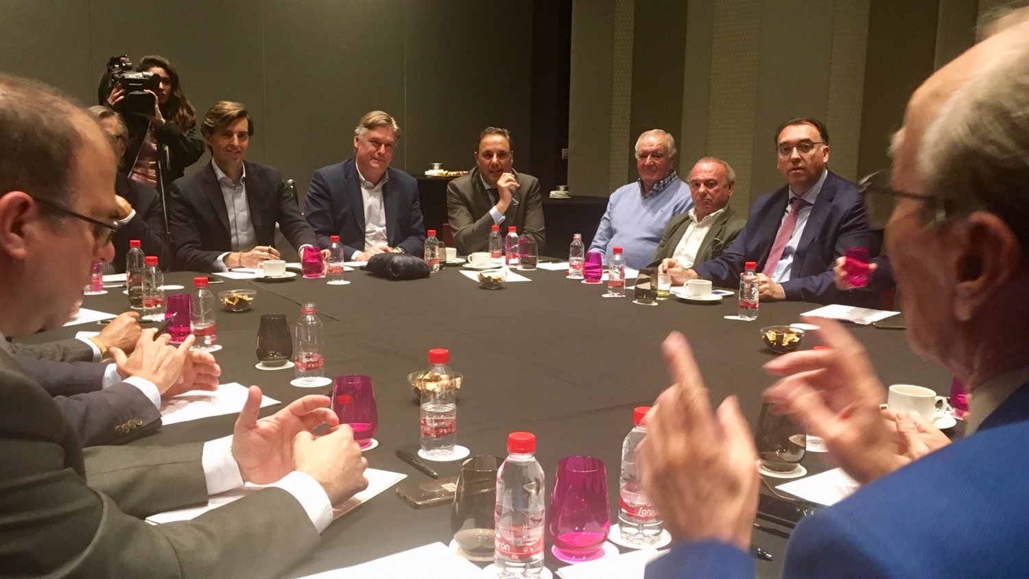 Montesinos se compromete a mejorar las infraestructuras y el sector turístico