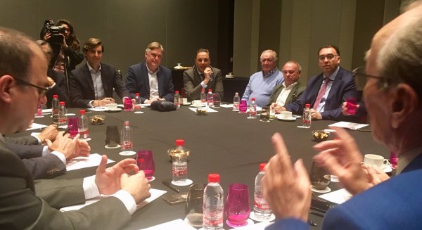 Montesinos se compromete a mejorar las infraestructuras y el sector turístico
