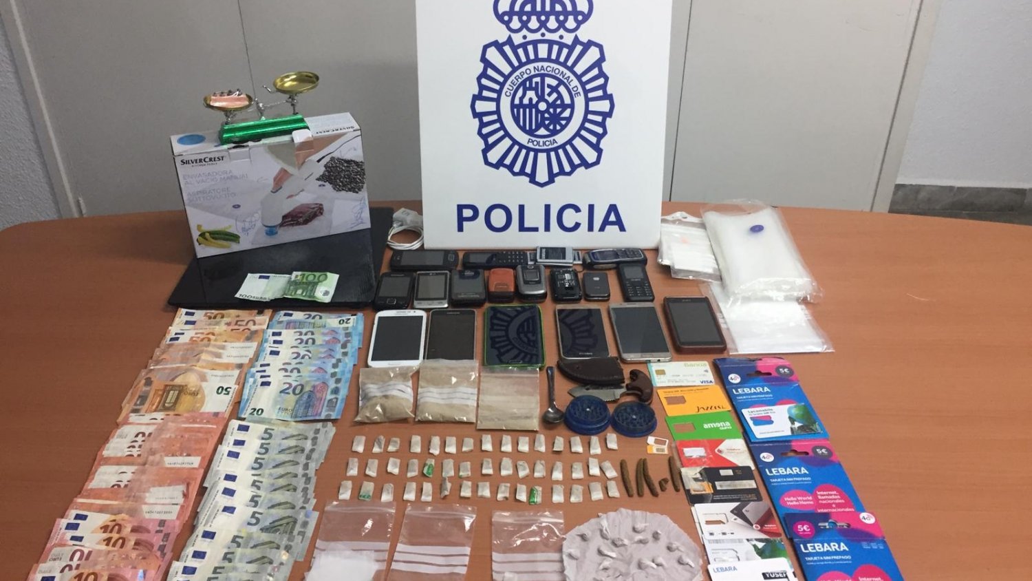 La Policía Nacional desmantela un punto de venta de droga al menudeo en El Palo