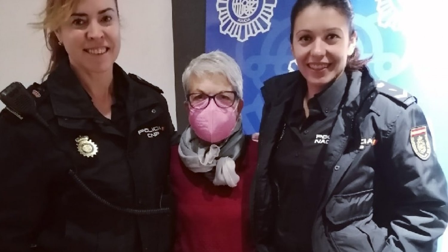 La Policía Nacional y Orange ponen en marcha una iniciativa para enseñar a personas mayores a usar su dispositivo