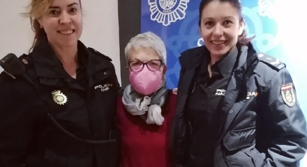 La Policía Nacional y Orange ponen en marcha una iniciativa para enseñar a personas mayores a usar su dispositivo