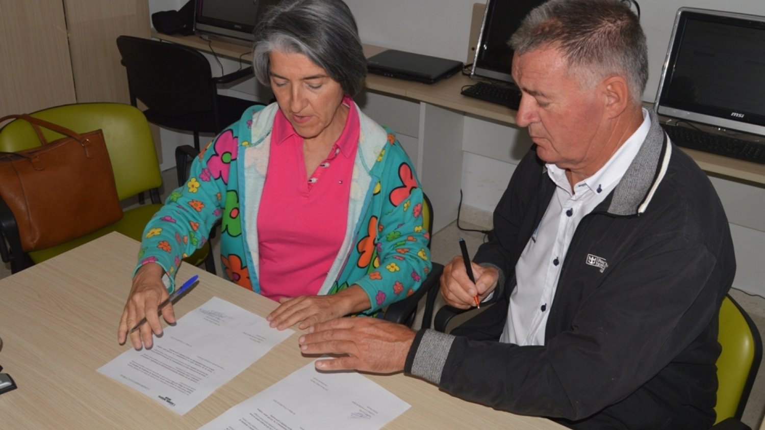 Ángel Nozal firma un documento con AFAM comprometiéndose a 