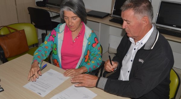 Ángel Nozal firma un documento con AFAM comprometiéndose a 