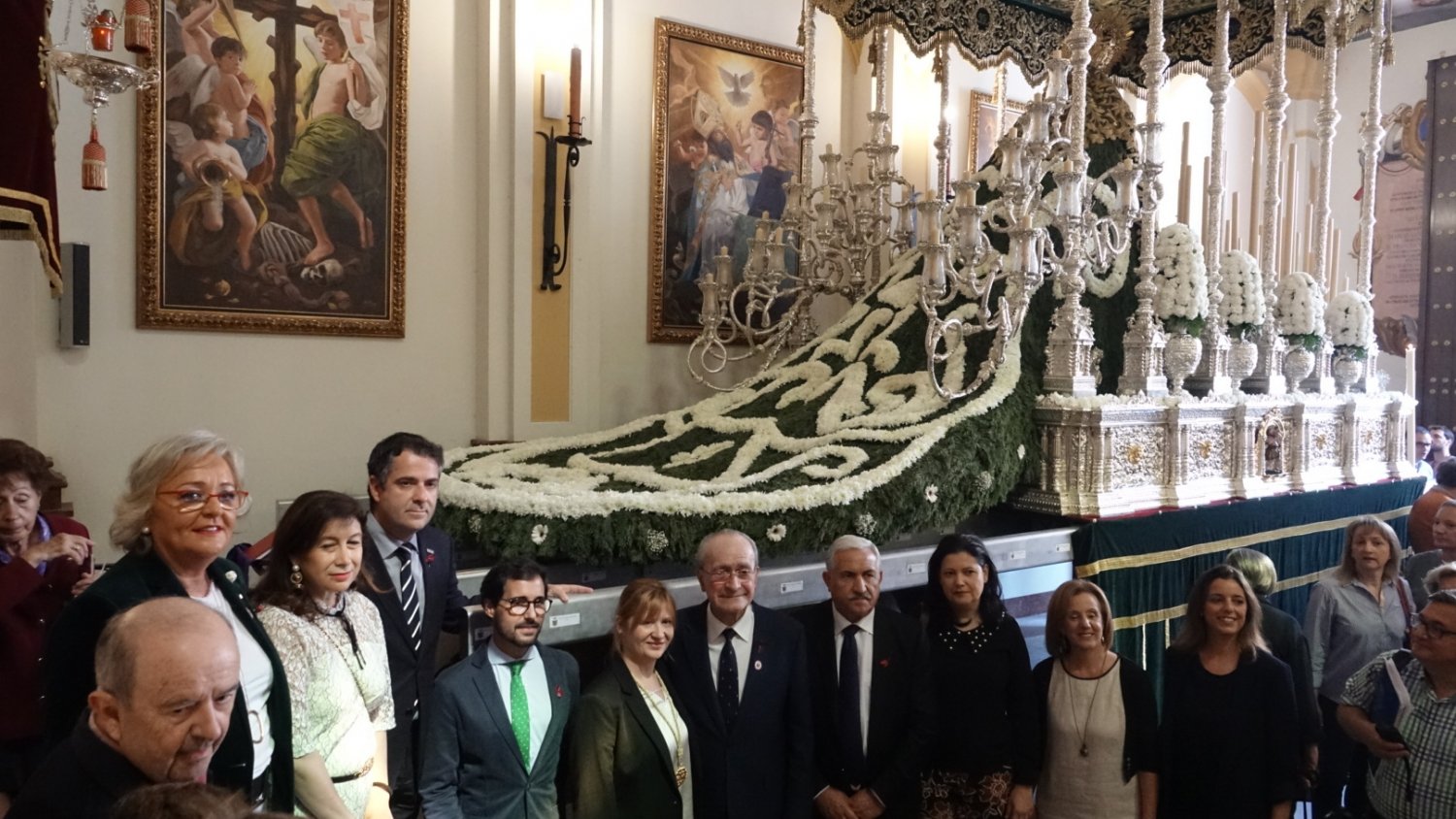 Francisco de la Torre realiza la tradicional ofrenda floral del Ayuntamiento a la Virgen de las Penas