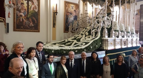 Francisco de la Torre realiza la tradicional ofrenda floral del Ayuntamiento a la Virgen de las Penas