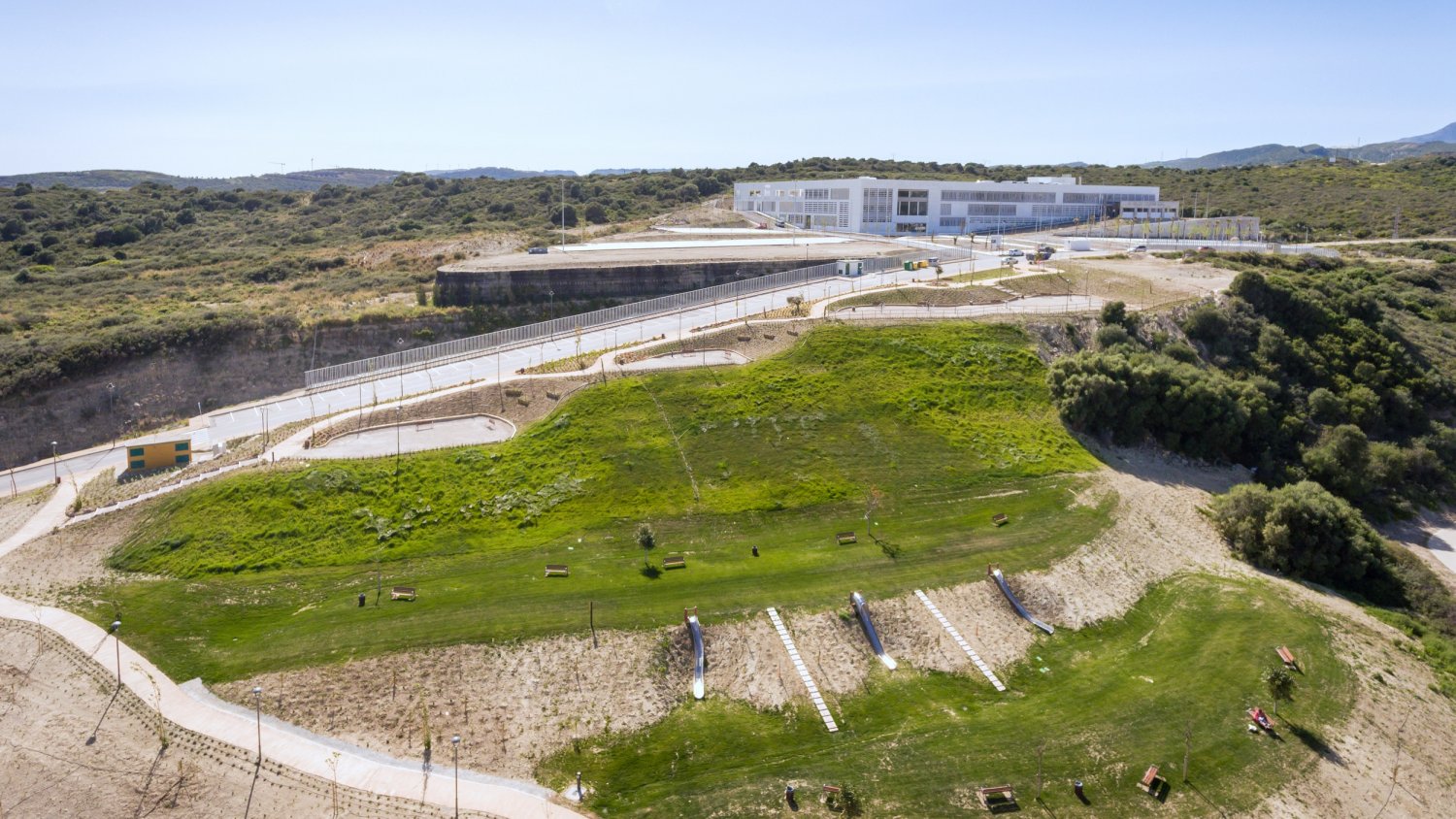 El Ayuntamiento de Estepona concluye el parque de 25.0000 metros cuadrados en el entorno del hospital
