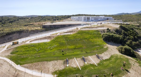 El Ayuntamiento de Estepona concluye el parque de 25.0000 metros cuadrados en el entorno del hospital