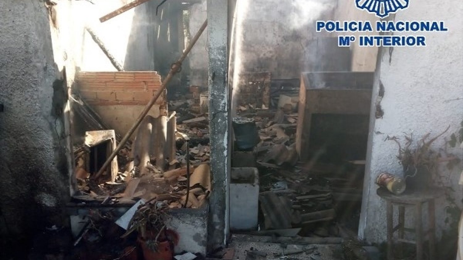 La Policía Nacional rescata a una mujer del incendio en la casa en la que vivía en Estepona