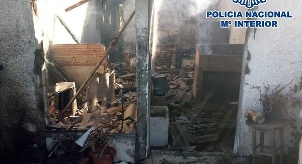 La Policía Nacional rescata a una mujer del incendio en la casa en la que vivía en Estepona