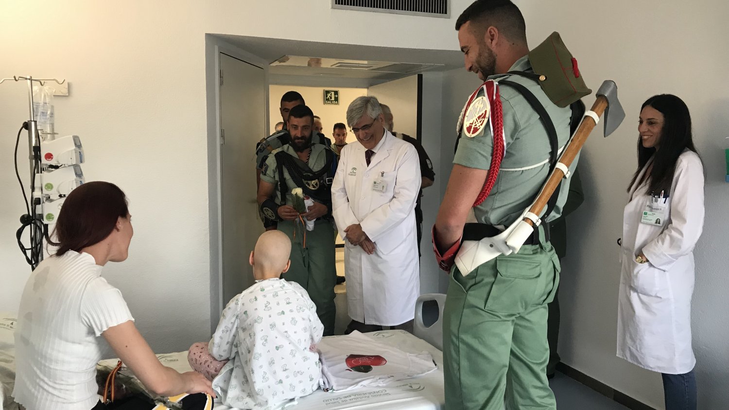 La Legión visita a menores ingresados en el Hospital Materno Infantil de Málaga