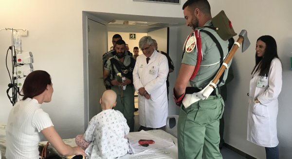La Legión visita a menores ingresados en el Hospital Materno Infantil de Málaga