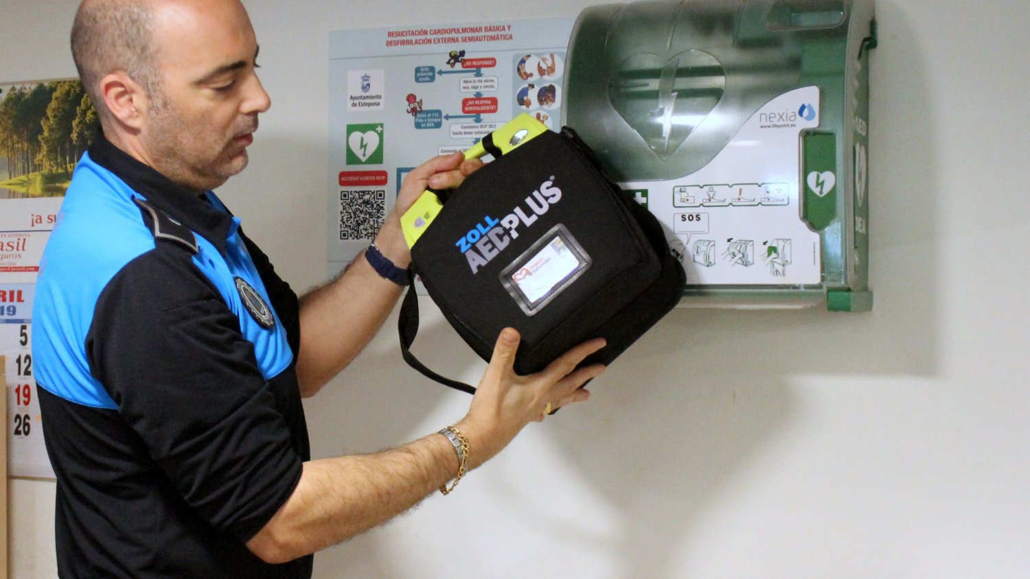 El Ayuntamiento de Estepona instala 15 desfibriladores en zonas públicas