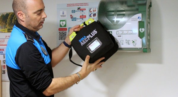 El Ayuntamiento de Estepona instala 15 desfibriladores en zonas públicas