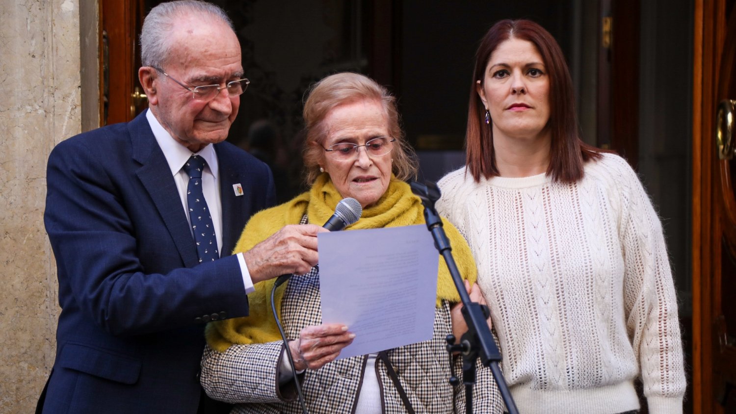 El Ayuntamiento homenajea a María Victoria Atencia con una placa del plan 'Málaga Hace Historia'