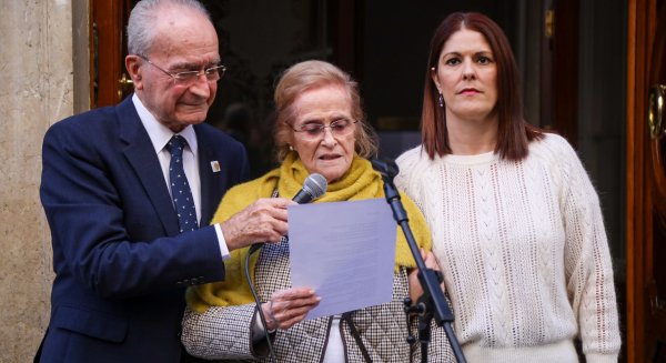 El Ayuntamiento homenajea a María Victoria Atencia con una placa del plan 'Málaga Hace Historia'