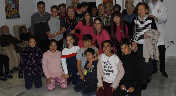 Alumnos del colegio El Tomillar participan en el programa intergeneracional de la Asociación de Alzheimer