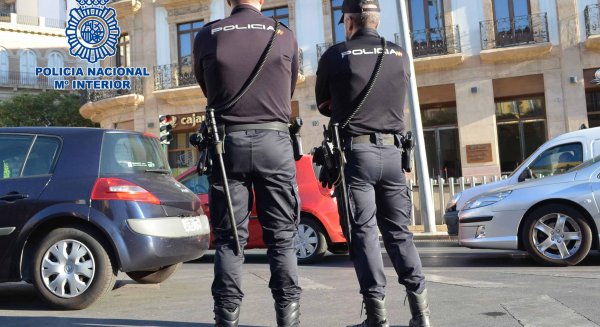 Tres personas detenidas por robar máquinas expendedoras de juguetes instaladas en negocios de Estepona