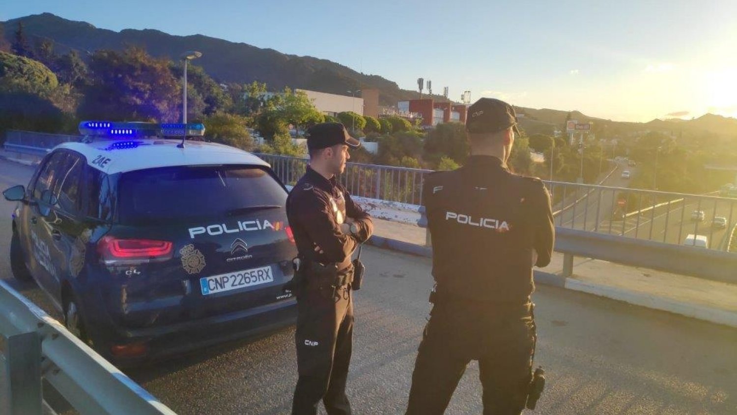Agentes de la Policía Nacional evitan que una joven se arrojara desde un puente a la A-7 en Marbella