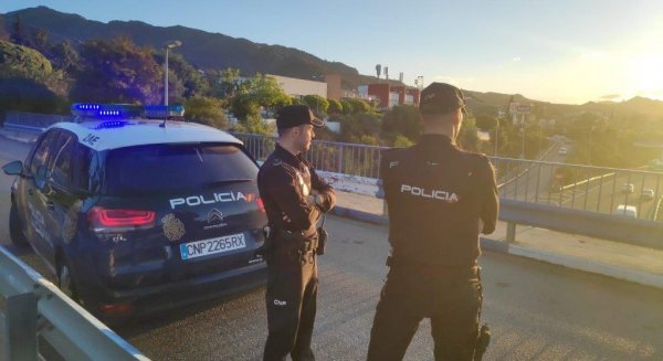 Agentes de la Policía Nacional evitan que una joven se arrojara desde un puente a la A-7 en Marbella