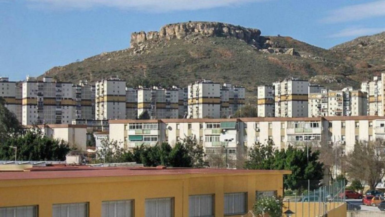 El colegio Manuel Altolaguirre presencia la caída de un muro en mal estado desde 2018