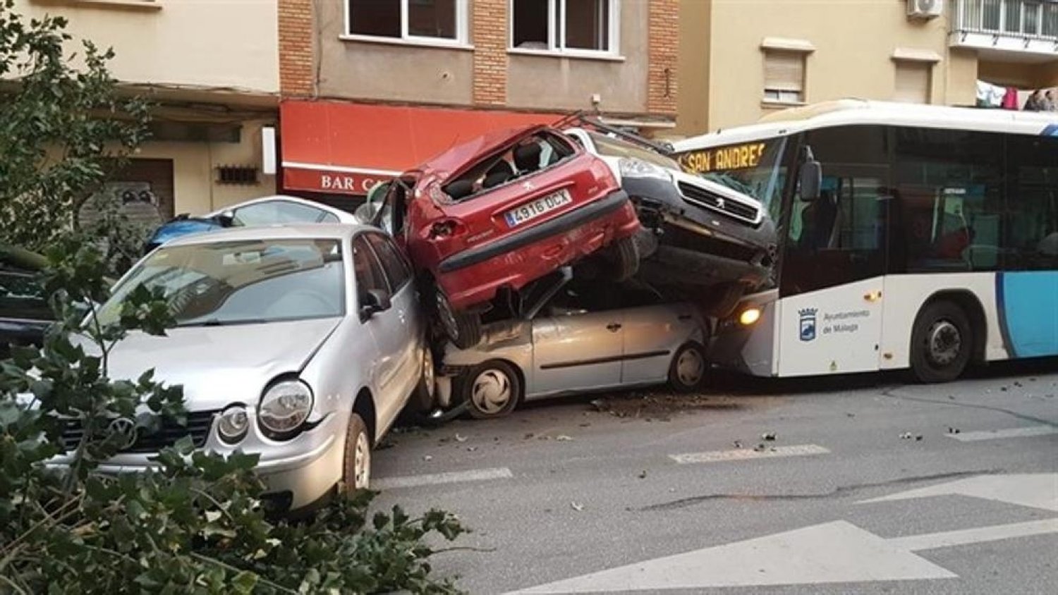 Un autobús arrolla a varios vehículos tras sufrir su conductor un infarto