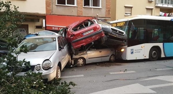 Un autobús arrolla a varios vehículos tras sufrir su conductor un infarto
