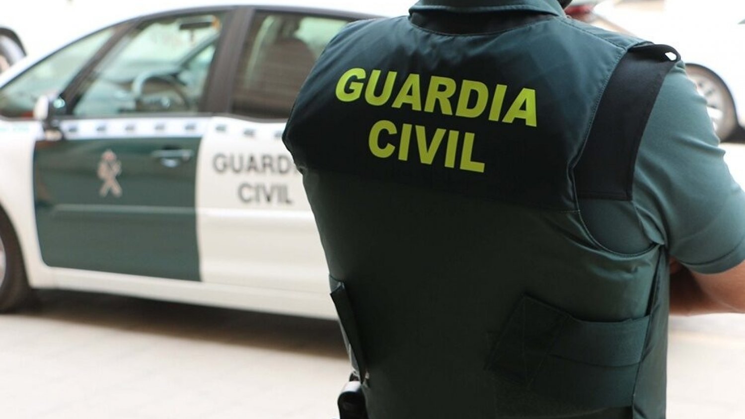 La Guardia Civil registra un edifico en el Centro de Marbella