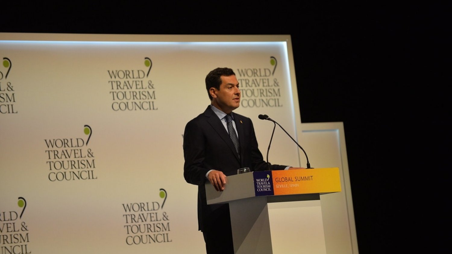 Moreno llama a las grandes multinacionales y al sector público y privado a invertir en Andalucía