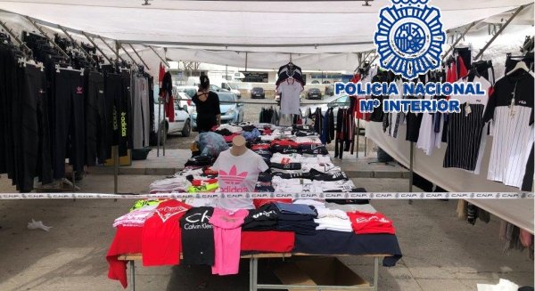 La Policia Nacional interviene el mercadillo de Fuengirola y detiene a 22 personas