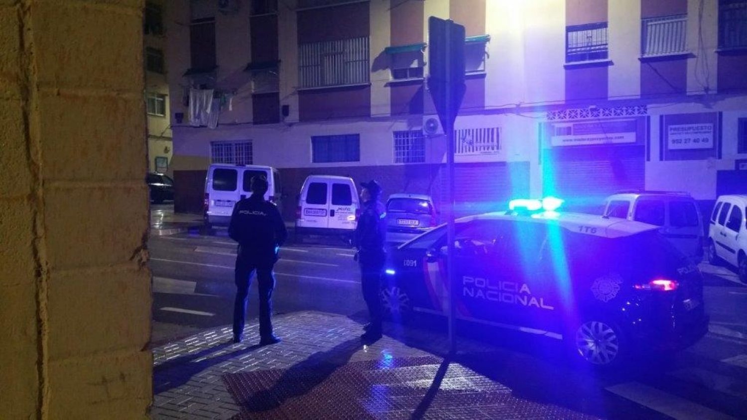 La Policia Nacional evita que un hombre se suicide desde un octavo piso