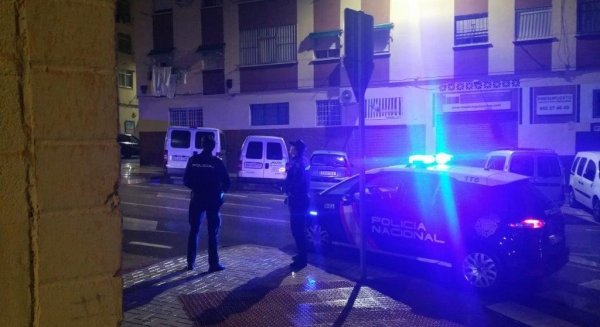 La Policia Nacional evita que un hombre se suicide desde un octavo piso