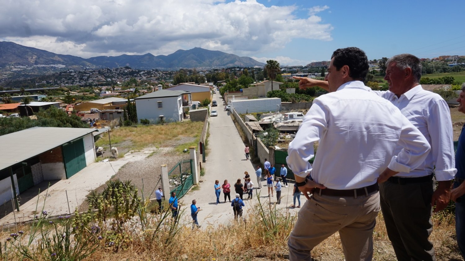 El PP de Mijas celebra el compromiso del presidente Juanma Moreno con dar soluciones a las viviendas irregulares