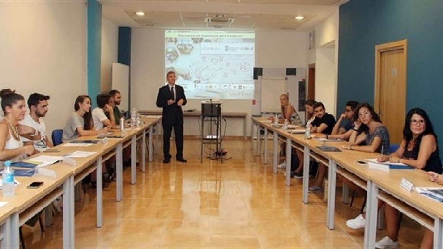 Unicaja acerca alternativas de financiación a empresarios y emprendedores malagueños