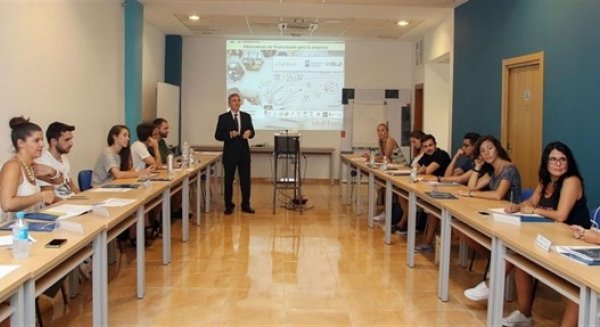 Unicaja acerca alternativas de financiación a empresarios y emprendedores malagueños