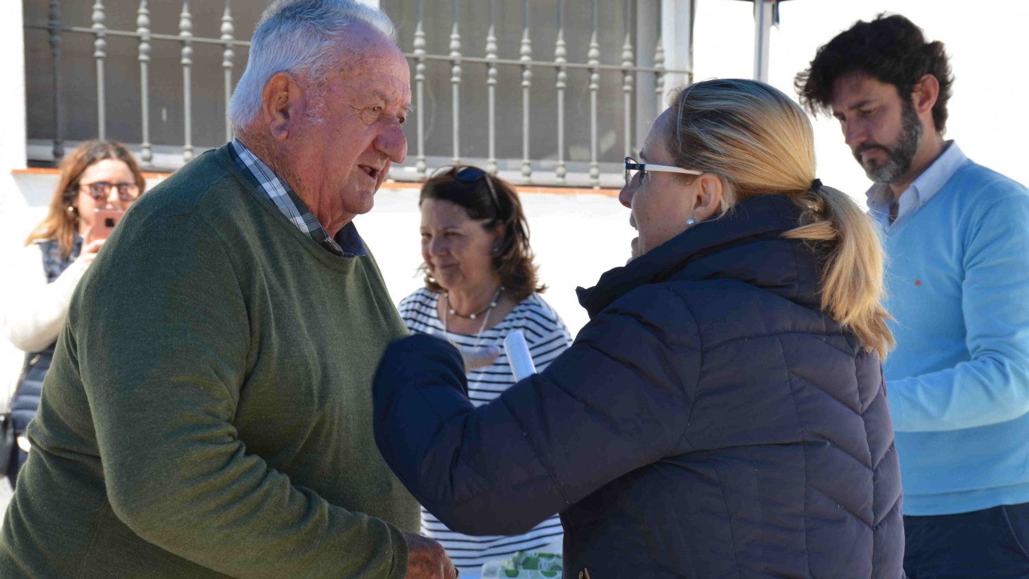 Ana Mula entrega los primeros huertos urbanos a una decena de mayores de Fuengirola