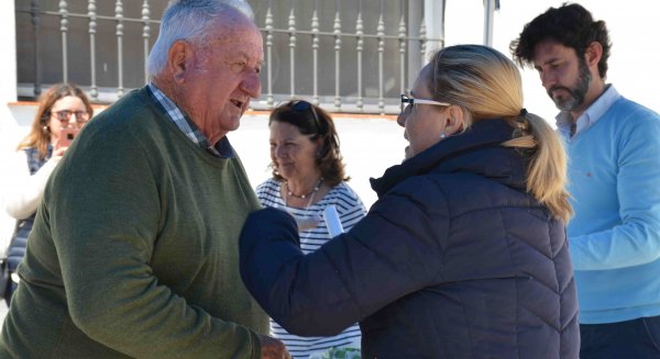 Ana Mula entrega los primeros huertos urbanos a una decena de mayores de Fuengirola